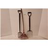Image 1 : *(2) Pitchforks - Rake