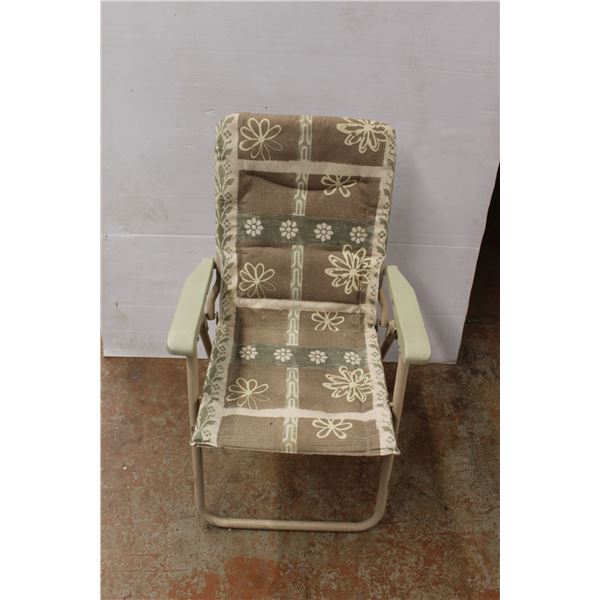 *Folding Lawn Chair