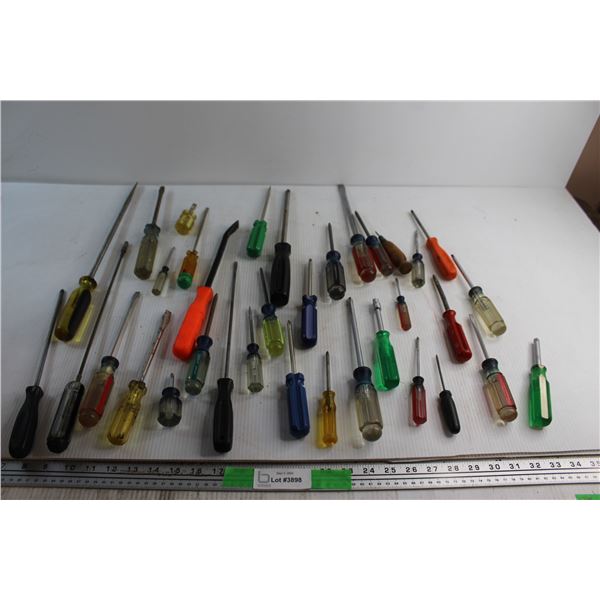 (10+) Assorted Screwdrivers and Tire Lever
