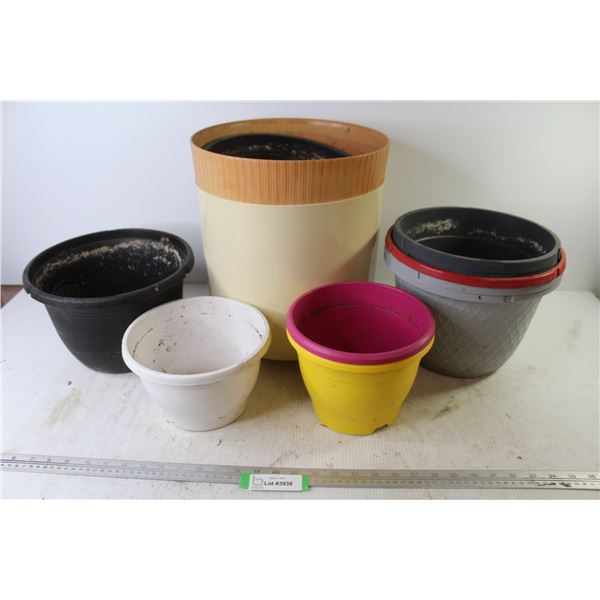 Assorted Plastic Plant Pots