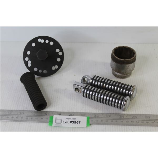 Pair of Motorcycle Foot Pegs - Footpeg Rubber - 15/8 Socket