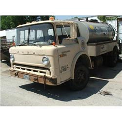 1979 FORD OIL TRUCK C-700 (CITY OF NB)