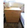 Image 1 : 4 drawer dresser and small table lamp