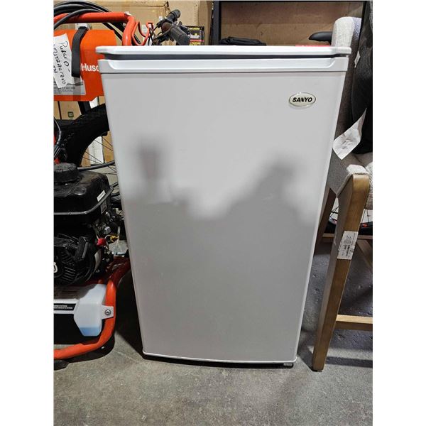 Sanyo Mini Fridge with Freezer