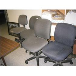 5 ROLLING DESK CHAIRS IN BREAK ROOM