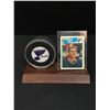 Image 1 : BRETT HULL SIGNED ST. LOUIS BLES PUCK WITH OPC ROOKIE CARD