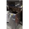 Image 2 : MRE DUAL BASKET NATURAL GAS DEEP FRYER W/ 2
