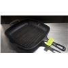 Image 1 : 9" SQUARE CAST IRON GRIDDLE PAN