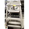 Image 1 : RUBBERMAID POLY HIGH CHAIR