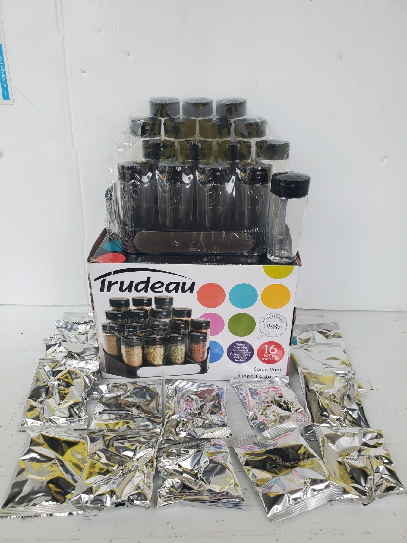 Treadeu Spice Rack NEW TRUDEAU 16 GLASS BOTTLE SPICE SET W/ RACK