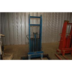 BLUE GIANT PALLET LIFT, 2000 LB. CAP.
