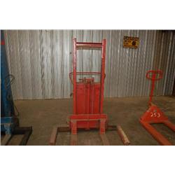 PALLET LIFT