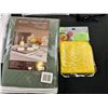 Image 3 : Linens and kitchen accessories