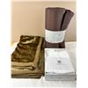 Image 1 : Assorted linens