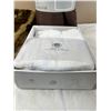 Image 2 : Assorted linens