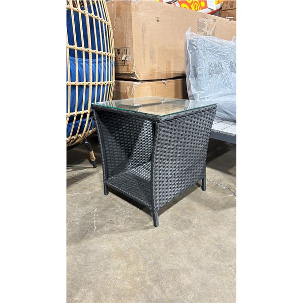 BLACK RATTAN CURVED SIDE GLASS TOP 18"W X 18"D X 20"H OUTDOOR PATIO SIDE TABLE *IN BOX*