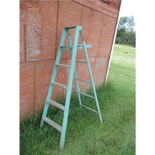6Ft Wooden Step Ladder