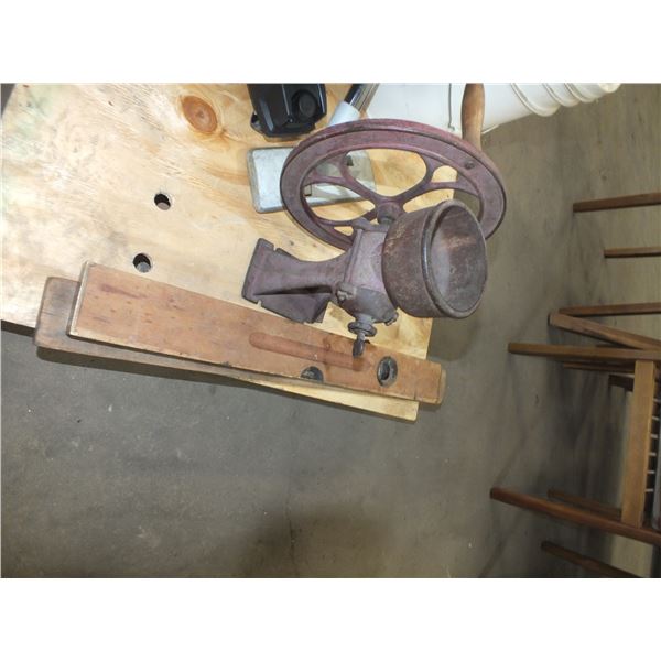 Old Grinder & 2 Levels