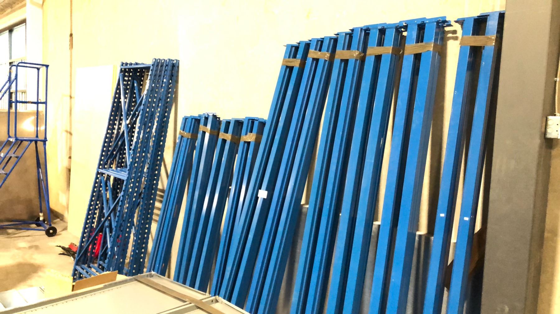 BLUE INDUSTRIAL RACKS 6-COLUMN WALLS, 16-BEAMS OF 72