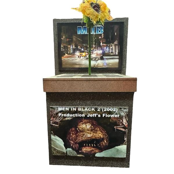 Men in Black II (2002) - Jeff's Flower With Display