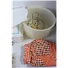 Image 2 : Back Scratcher, Plastic Container, Wire Rack Displays, Macrame Towel Holder