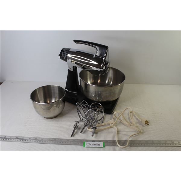 Sunbeam Mixer w/Stainless Steel Bowls & Attachments & Cover (working)