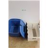 Image 1 : * (2) Totes - Clear White Plastic, Blue