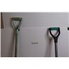 Image 5 : *(2) Snow Shovels - Plastic 
