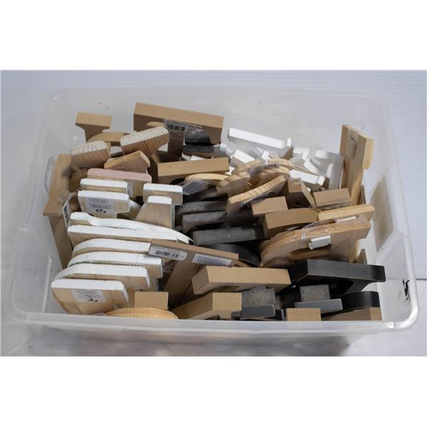 CONTAINER OF WOODEN LETTERS