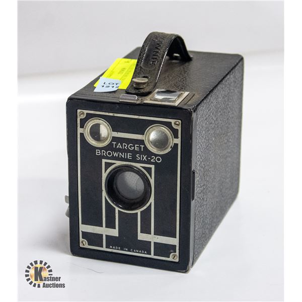VINTAGE BROWNIE 620 CAMERA