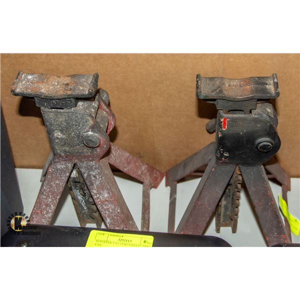 PAIR OF RED JACK STANDS