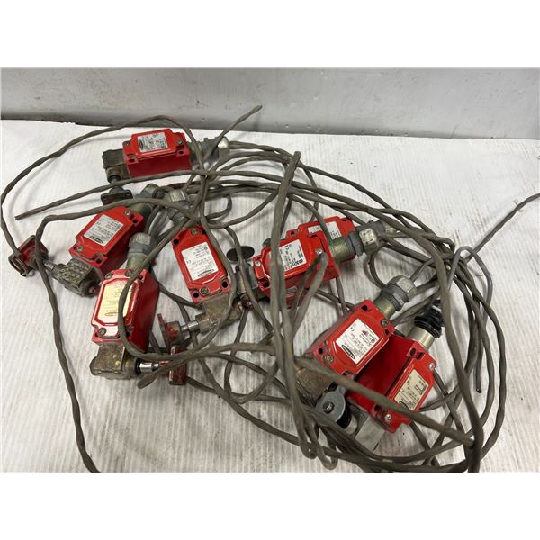 Lot of (7) Banner #SI-LM40KVE Safety Interlocks