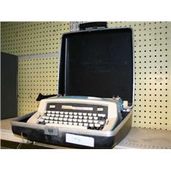 ANTIQUE ROYAL TYPEWRITER