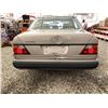 Image 17 : A12I -- 1991 MERCEDES 300 E, GOLD, 266004 KMS