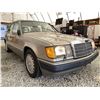 Image 8 : A12I -- 1991 MERCEDES 300 E, GOLD, 266004 KMS