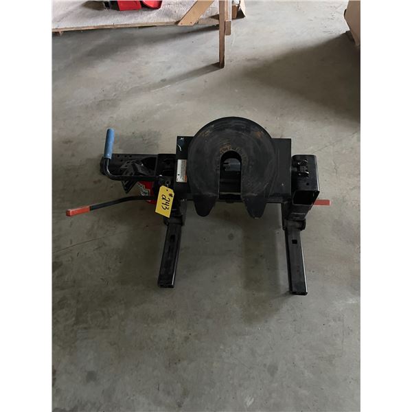 Fifth wheel hitch for Chevy truck, incls mountings