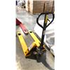Image 2 : YELLOW ULINE H-2900 5500 LBS 27" X 48" PALLET JACK