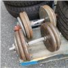 Image 2 : TWO DUMBELLS WITH REMOVABLE WEIGHTS