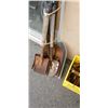 Image 2 : BUNDLE OF ASSORTED SHOVELS