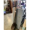 Image 2 : BUNDLE OF ASSORTED SHOVELS