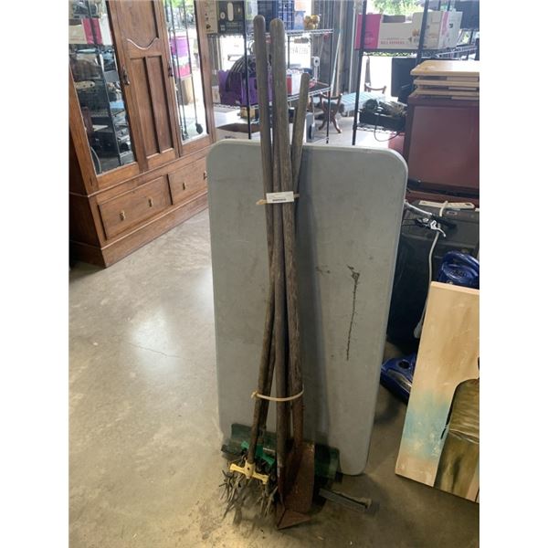 BUNDLE OF LAWN AND GARDEN TOOLS