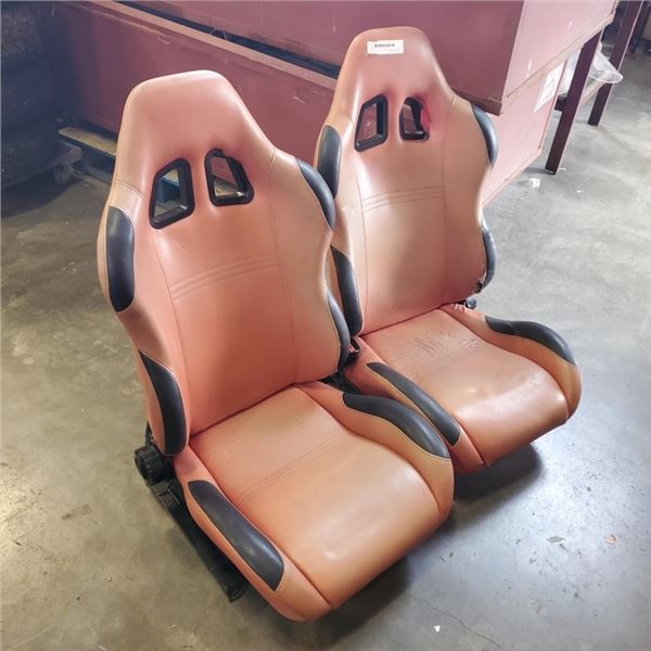 2 BUCKET RACING SEATS