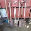 Image 2 : BUNDLE OF PITCH FORKS AND SHOVELS