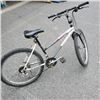 Image 1 : WHITE AND BLACK BIKE