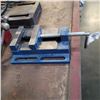 Image 2 : ONE RED VISE AND BLUE VISE