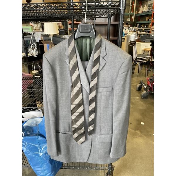GREY VALENTINO SUIT SIZE 46