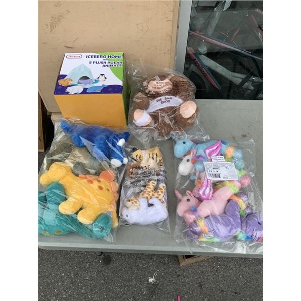 ICEBERG HOME, DINOSAURS, BEAR, UNICORN AND ASSORTED JUNGLE PLUSH ANIMAL TOYS