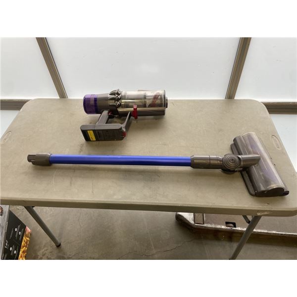 DYSON V11 ABSOLUTE CORDLESS STICK VACUUM TESTED AND WORKING - RETAIL $699