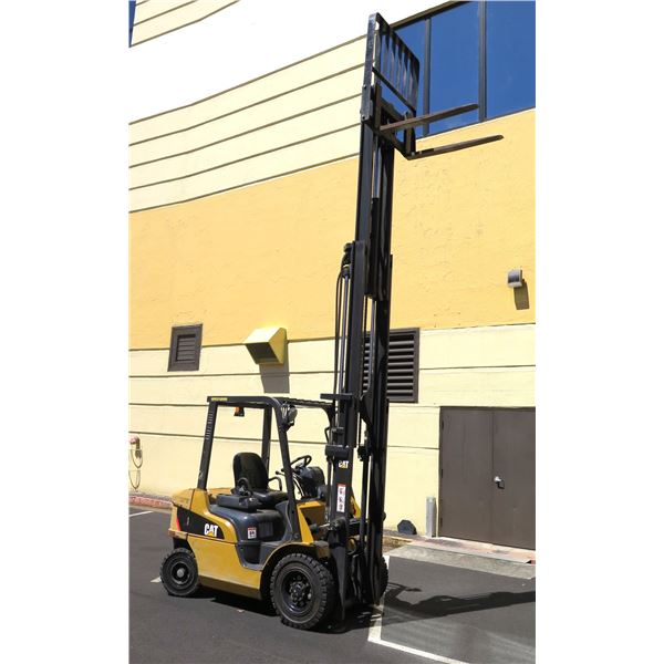 CAT Caterpillar Model 2P4000 Forklift (Starts, Runs, Lifts - See Video)