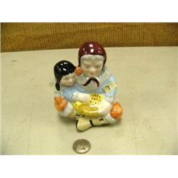 5" Eskimo mother and child, made in China (229)